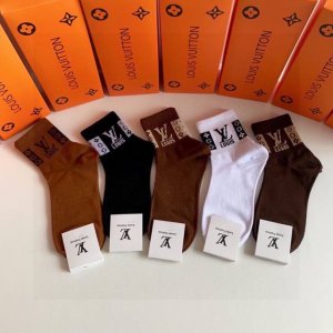 特 配专柜包装 Lv 路易威登 新款中长款堆堆袜袜子！一盒五双，专柜同步筒袜袜子，大牌出街，潮人必备超好搭