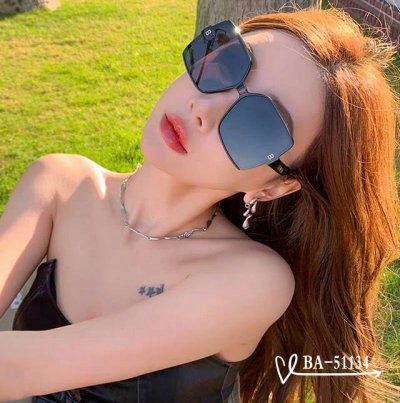 巴黎世家-Balenciaga . 宝丽来树脂镜片 . Tr镜架轻便佩戴舒适 . Size：65-13-145 . 新款太阳镜减轻强光负担，明星同款，遮挡有害光