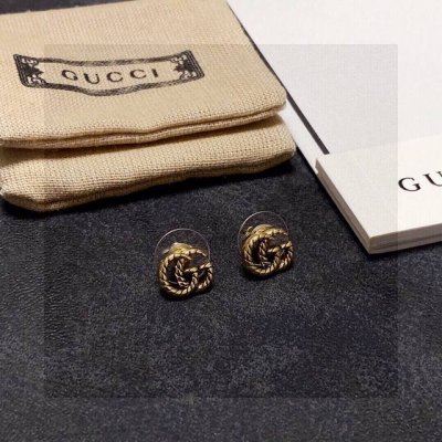 新款 古驰Gucci小耳钉简约百搭 低调奢华的小双C 经典耐看 精选原版一致黄铜材质搭配纯银针 小耳钉怎么搭配都可以 .