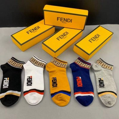 特 Fendi 芬迪大F经典男款袜子 一盒五双 提花经典的双F标志，纯棉材质制造，透气舒适，超级Nice超火爆小单品，大牌出街，潮人必备超好搭