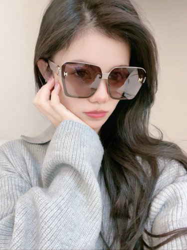 p90 【Tr偏光系列】爱马仕 经典的方框设计，不挑脸型，无论搭配大衣还是连衣裙都非常显气质尼龙偏光镜片预防紫外线 型号：H1991