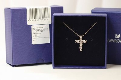 速抢年末惊喜特价 Swarovski 玫瑰金橄榄石十字架锁骨项链 高品质！配如图全套包装！全国！ 均自家实图拍摄，活动产品数量有限，售完即止！