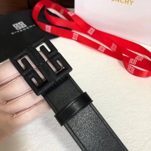 以华贵典雅的产品风格享誉时尚界的Givenchy纪梵希，一直是时尚界的翘楚。帅气的设计和搭配一下俘虏了大量年轻人的心好，此款3.5Cm标志牌扣环腰带标志性的4个