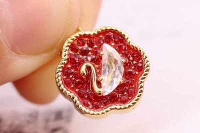 swarovski 花开耀吉 红色天鹅锁骨项链 这款精致的吊坠采用花卉图形设计，在优雅的花卉设计中心，是一只采用施华洛世奇锆石打造的品牌经典天鹅造型。百搭款，适