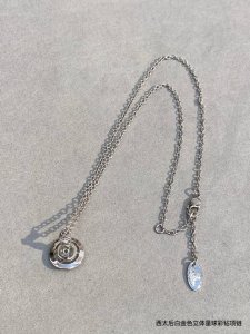 西太后 Vivienne 中号毛衣链彩钻土星 闭眼准入没错 彩钻镶嵌 纯王粹冠球经是典的象征 闪土耀星环勾未勒来波光转流间 开启一场未与来的崭新际遇 我采们用特