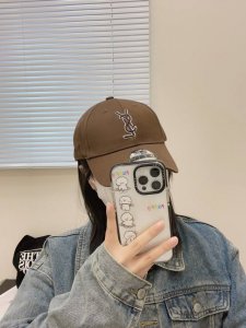 Ysl圣罗兰 专柜同款原单 字母刺绣棒球帽 韩系风 一款简单休闲风的棒球帽 是牛仔的款式 减龄百搭 适配度很高 简单随性~ 字母刺绣部分也很精细 出街拍照拗造型