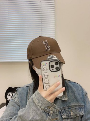 Ysl圣罗兰 专柜同款原单 字母刺绣棒球帽 韩系风 一款简单休闲风的棒球帽 是牛仔的款式 减龄百搭 适配度很高 简单随性~ 字母刺绣部分也很精细 出街拍照拗造型
