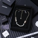 chanel镂空珍珠项链 字母镂空字体加上珍珠的点缀 绝美珍珠链条真的很喜欢这种拼接搭配 不会太隆重的感觉 日常通勤约会都好看