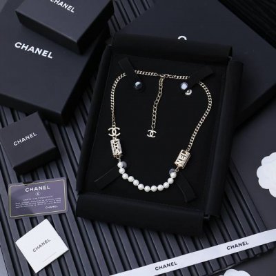 chanel镂空珍珠项链 字母镂空字体加上珍珠的点缀 绝美珍珠链条真的很喜欢这种拼接搭配 不会太隆重的感觉 日常通勤约会都好看