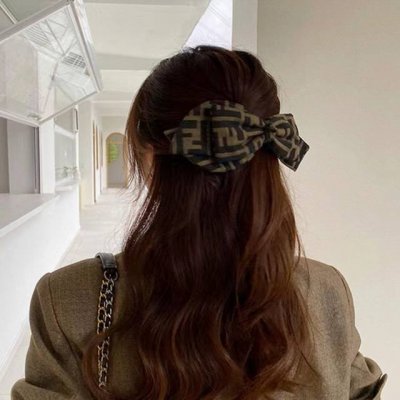 配包装 fendi 芬迪 专柜新款发夹 经典甜美公主风钻大蝴蝶结弹簧夹 超精致 转图必爆哈 专柜出货