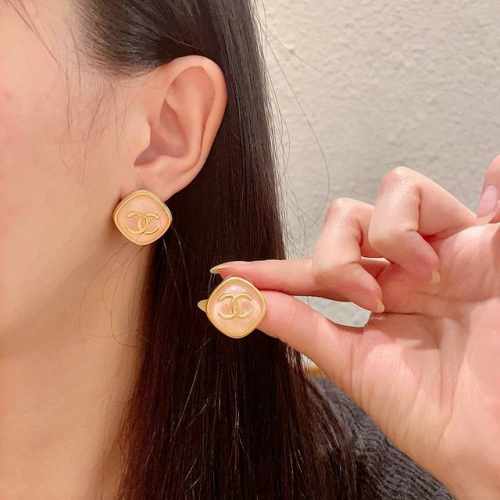 chanel香奈儿 中古 耳钉小香家的款式真心无需多介绍每一款都超好看，精致大方，非常显气质。