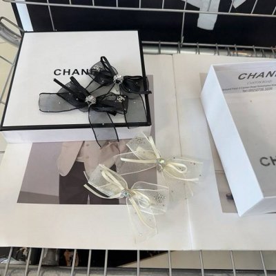 配包装盒 一对 Chanel 香奈儿 最新小香发边夹，简单实用，时尚潮流！小仙女必备