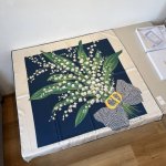 dior真丝方巾 铃兰花束放巾 顶级斜纹真丝材质手工卷边，轻奢感十足高端重磅斜纹真丝完全专柜品相面料追求造型，手感挺括，鲜艳饱满色彩超级养眼！好货不等人，喜欢就