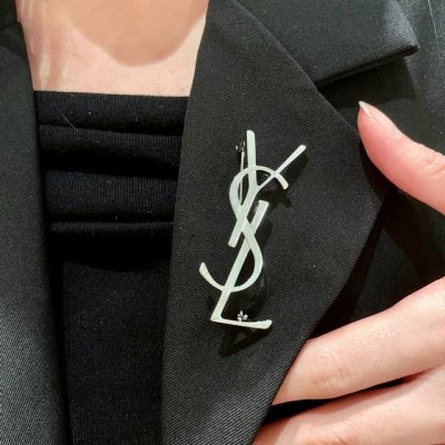 Ysl圣罗兰专柜新款同步古金亮面胸针 是最懂女人的饰物 那些倾注了全部心血去做自己的女人 往往更珍惜胸针的意义 圣罗兰女士把胸针别在帽子上 并告诉那些模仿她的时