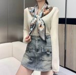 丝巾大探险”90厘米方巾-Hermes～ 手工卷边斜纹真丝方巾 100%桑蚕丝 这款爱马仕点睛配饰可以多种方式佩戴，与任何服饰皆搭配得宜。无论系绕颈间，或作为上