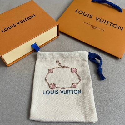 lv 手链原版定制每一个细节媲美专柜正品，业内仅此一家全世界专柜自购正品打版，这样才能把首饰打造得这么用心完美。随意出入海关与专柜无压力放心戴出去让您成为万众焦