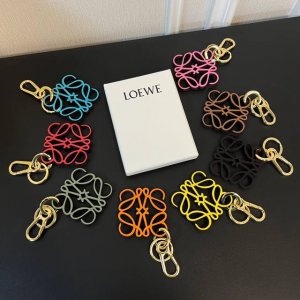 120 新品 8色现货 罗意威 Loewe 皮质钥匙扣 挂件 车钥匙扣 采用双色设计，外配钥匙扣，可挂于包包 Size: 6×6×0.5Cm