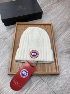 加拿大鹅。 羊毛单帽 客供小羊毛！珍贵典藏的灵魂帽子！客供色纱.每个颜色都非常好看！经典！手感软腻. %羊毛 %兔毛。一只小羊精梳过的小羊仅能产出 - G的羊毛