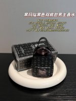 专柜品质 黑色-黑玛瑙双肩包男士香水 这款是它家新款黑玛瑙男士香水 主调是略带泥士味的生姜加上薰衣草的芳香和千龙木的木质香 喷上去就感觉整个人无所畏惧 红色-盛