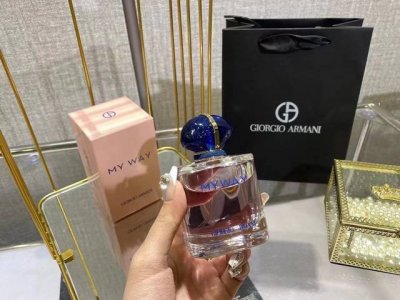 专柜品质 阿玛尼My Way 香水 习惯被常态化的生活所束缚，越来越能感受到突破自我的难得。 相比于被琐事缠绕，反而目光向外，用一场旅行来唤醒自己内心的沉寂更来