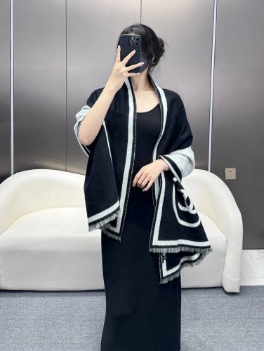 210 香奈儿黑白对称双面大披肩 黑白超级经典配色 款式简单耐看 98%羊绒2%羊毛 手感柔软且温暖 冬天裹上它就很有安全感 大尺寸195*65Cm 可以当围巾