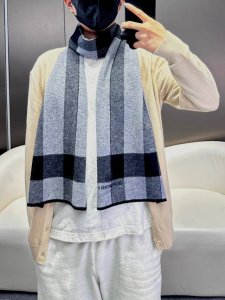 Burberry爆款上新 升级版本！非常柔软亲肤！高端男女士围巾 经典格纹地球标志 独家牛货 具有超高羊绒品质才会被此品牌青睐这种精品是市场上及其少见的围巾针织