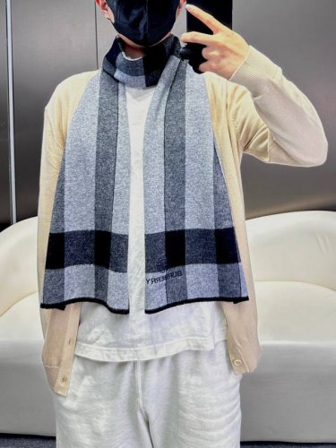 Burberry爆款上新 升级版本！非常柔软亲肤！高端男女士围巾 经典格纹地球标志 独家牛货 具有超高羊绒品质才会被此品牌青睐这种精品是市场上及其少见的围巾针织