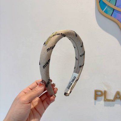 配包装 miumiu 缪缪 最新款定制发箍 细节全部实拍 特制面料非常显质感 经典而又永不过时