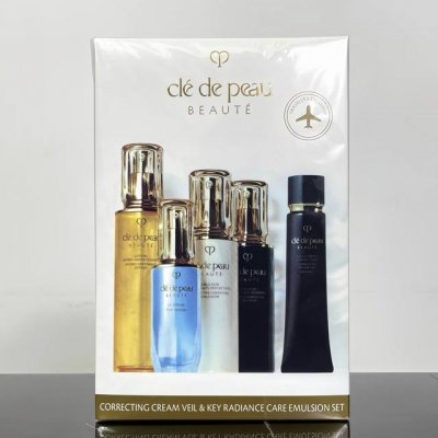 普 Cpb肌肤之钥五件套！内含：超导镭射手榴弹精华50Ml，滋润水 Ml，日乳125Ml，夜乳125Ml， 滋润隔离37Ml。