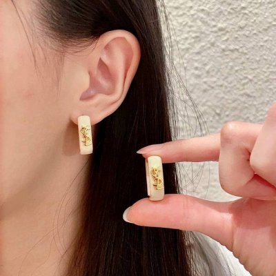 新款 Ysl圣罗兰耳钉 美丽永远敌不过经典 黄金时期的香奈就是最经典 也是最有味道的 女人独立优雅魅力知性复古奢华不繁复 Ysl经典百搭 简约不简单 925银针