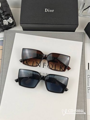 法国迪奥-Dior . 宝丽来树脂偏光镜片 . Tr90镜架轻便佩戴舒适 . Size 58-17-142 . 款太阳镜减轻强光负担 遮挡有害光线防辐射 出行旅