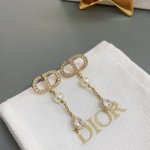 高品质 细节如图 Cd吊珠水钻耳钉 仙女必备，经典的Cd+施华洛珍珠+水滴钻设计，Cd上边采用施华洛银色魅影钻！上耳非常灵动大方，简约细腻经得起推敲，十分推荐！