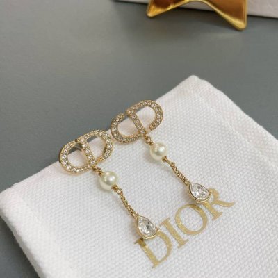 高品质 细节如图 Cd吊珠水钻耳钉 仙女必备，经典的Cd+施华洛珍珠+水滴钻设计，Cd上边采用施华洛银色魅影钻！上耳非常灵动大方，简约细腻经得起推敲，十分推荐！