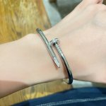 Cartier 卡地亚官网最新发布 高品质厚实火爆微镶钻钉子手镯进口精工保色18K白金高端定制顶级工艺 专柜Logo刻字清晰 360度无死角 全新设计 更显精致