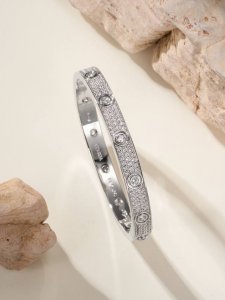蜡镶版白金色 经典宽式满天星Love手镯，蜡镶钻的效果正常外观没有多大区别，镶钻工艺为蜡镶钻 通过镶嵌在树脂蜡模上，一次性浇筑而成，比起手镶钻简单快捷，出货成品
