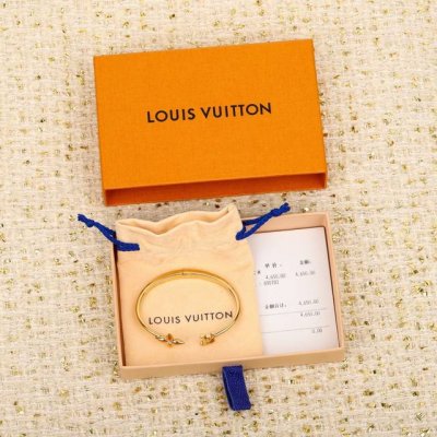 211898 我们出品 Zp6050，量大咨询客Fu L绿 繁花粉钻手镯 爱了爱了！5A级心形钻超Bling让人眼前一亮Flowergram 系列很有个性设计感