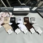 配包装 一盒五双 Chanel 香奈儿 爆款中筒袜高版本 ～好看到爆炸 欧美大牌中筒袜潮人必不能少的专柜代购品质 袜子 ，搭配起来超高逼格 时髦度爆表啊啊啊啊～