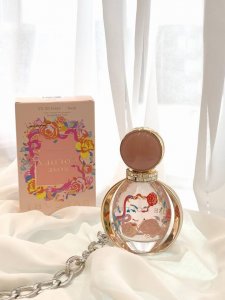 专柜品质 Bvlgari｜宝格丽 限量金漾玫瑰 前调：石榴 麝香 玫瑰 香柠檬 中调：玫瑰 茉莉 牡丹 桃子 尾调：麝香 乳香 檀木香 香草 这款是艺术家合作款