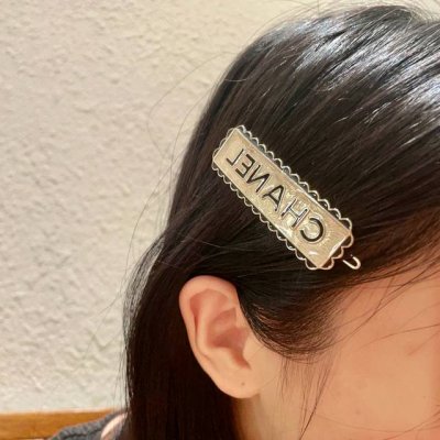 chanel香奈儿 小香经典发夹热销款火爆上新同步专柜正品开模款式简单大方小巧别致超级适合夏天佩戴超级百搭显脸瘦速速入手让自己走在时尚潮流之路
