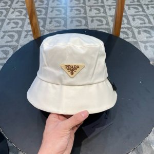 普拉达prada2025新款 双面渔夫帽 设计感超强 头型非常好 可以修饰各种头型 实力百搭款