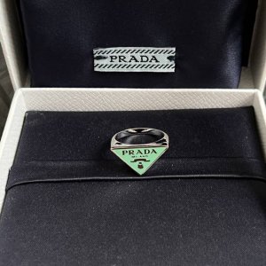 prada 普拉达 戒指 爆款新品 精致耐看 华丽登场 整体细节非常令人惊喜 典雅而时尚 突显法式高雅气息 码数:678