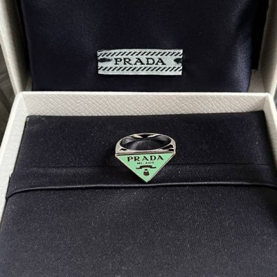 prada 普拉达 戒指 爆款新品 精致耐看 华丽登场 整体细节非常令人惊喜 典雅而时尚 突显法式高雅气息 码数:678