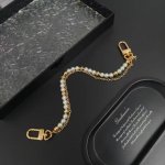 lv 腰带链以双链设计宣示潮流个性：一条融汇珠饰，并以金属串珠拼写 Vuitton 标识，另一条借链环释放经典韵味。可悬挂于束带圈，为裤装造型点亮瞩目一隅 双链