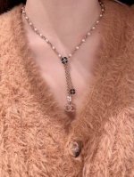 高品质 细节如图 0900140 香 黑白山茶花珍珠项链 春夏最新款绝美系列它来啦老规矩先买先得巨美的山茶花设计超精致高级！黑色珐琅+施华洛水晶点缀，经典气质！
