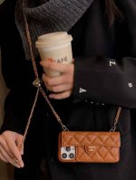 Chanel香奈儿火爆时尚圈的手机壳 真香系列 热爆美拉德色系 专柜同款链条双C小金球可调节链条长度 鱼子酱皮菱格车线翻盖插卡，时尚潮流必备 型号：为了不出现报