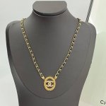 P100 香奈儿项链热销爆上新 Chan 24 镂空菱格双C穿皮项链 复古浓金镂空椭圆形状，穿皮设计层次分明。复古Vintage，妥妥古希腊掌管氛围感的神 饰有