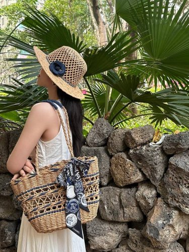 chanel香奈儿草编包，夏日出游必备单品，纯手工钩织 40*25*10