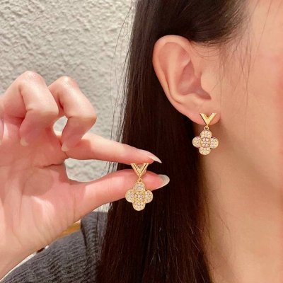 lv字母满钻耳钉原版黄铜 925纯银针 实拍 设计不张扬不高调却带着一种迷人的气质上身超显气质不能更美了 原版Lg 质量杠杠滴 识货的亲们看过来.