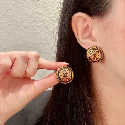 chanel香奈儿 中古 双C耳钉原版复刻Logo 小香家的款式真心无需多介绍每一款都超好看，精致大方，非常显气质.