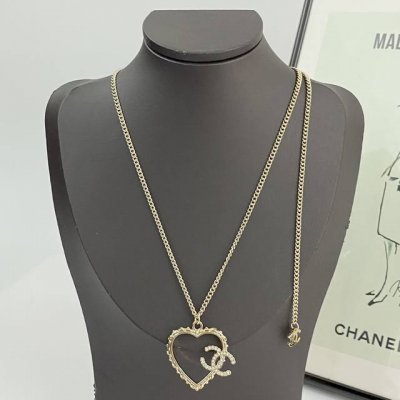 香奈儿项链热销爆上新 Chan 25p 镂空爱心项链 双C在爱心的一侧，大爱心的边缘是复古雕刻风格！ 浪漫甜蜜很日常的爱心元素，又极有松弛休闲的美感，叠戴单戴都